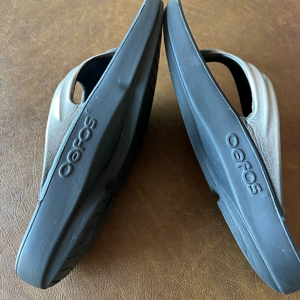 OOFOS Oolala Luxe Black and Sand Thong Sandals Women’s Size 39 - Picture 8 of 8